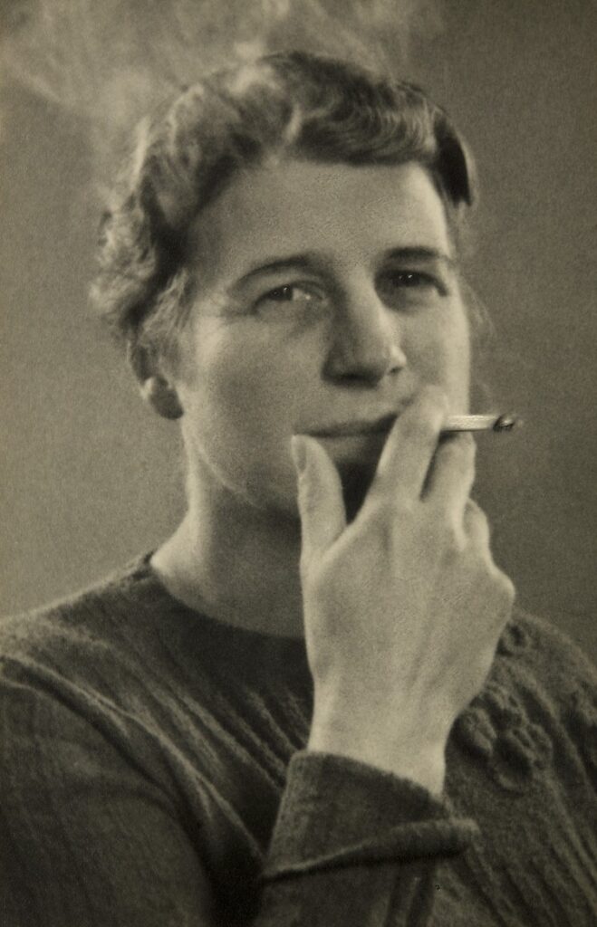 Hanna Bekker vom Rath rauchend, um 1932, Foto: Archiv Hanna Bekker vom Rath
