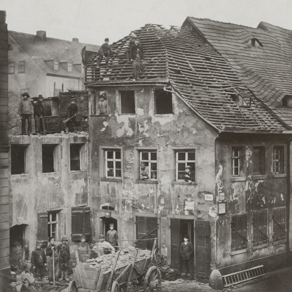 Fotograf:in unbekannt, Abriss alter Handwerkerhäuser in der Herrenstraße, 1882