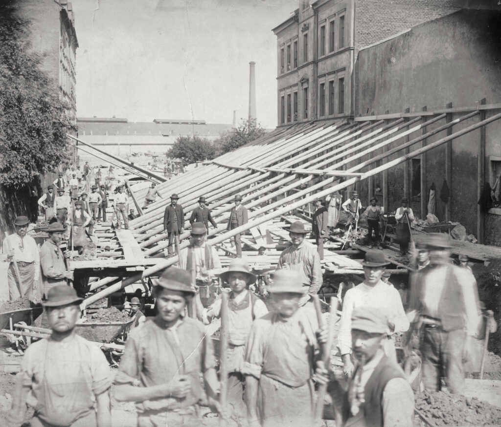 Fotograf:in unbekannt, Arbeiter bei der Kanalisierung und Überbauung des Pleisbachs in der Matthesstraße, um 1890