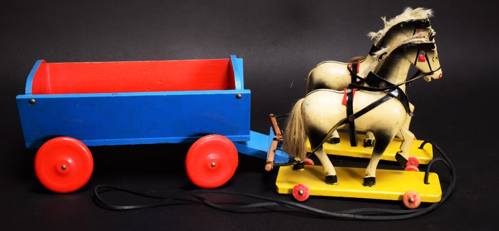 Spielzeugwagen, zwei Pferde auf Rädern vorgespannt, Sammlung Irmhild und Volker Karp, Foto: Kunstsammlungen Chemnitz/Schloßbergmuseum