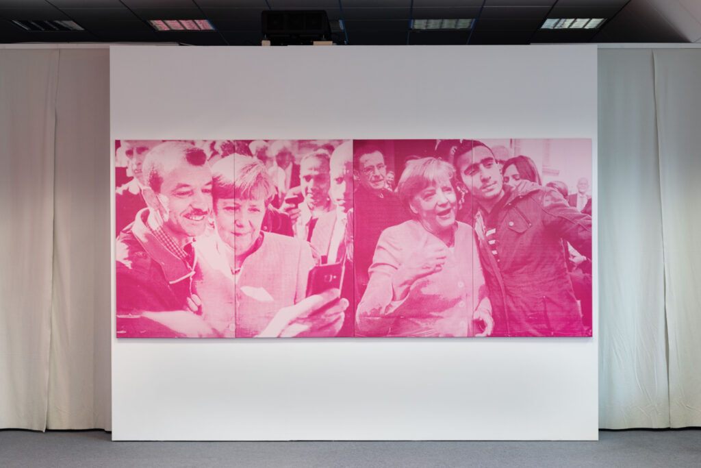 SUSI POP, Selfie, 2021, 25 Siebdrucke auf Leinwand, je 150 x 90 cm, Foto: Alexander Meyer