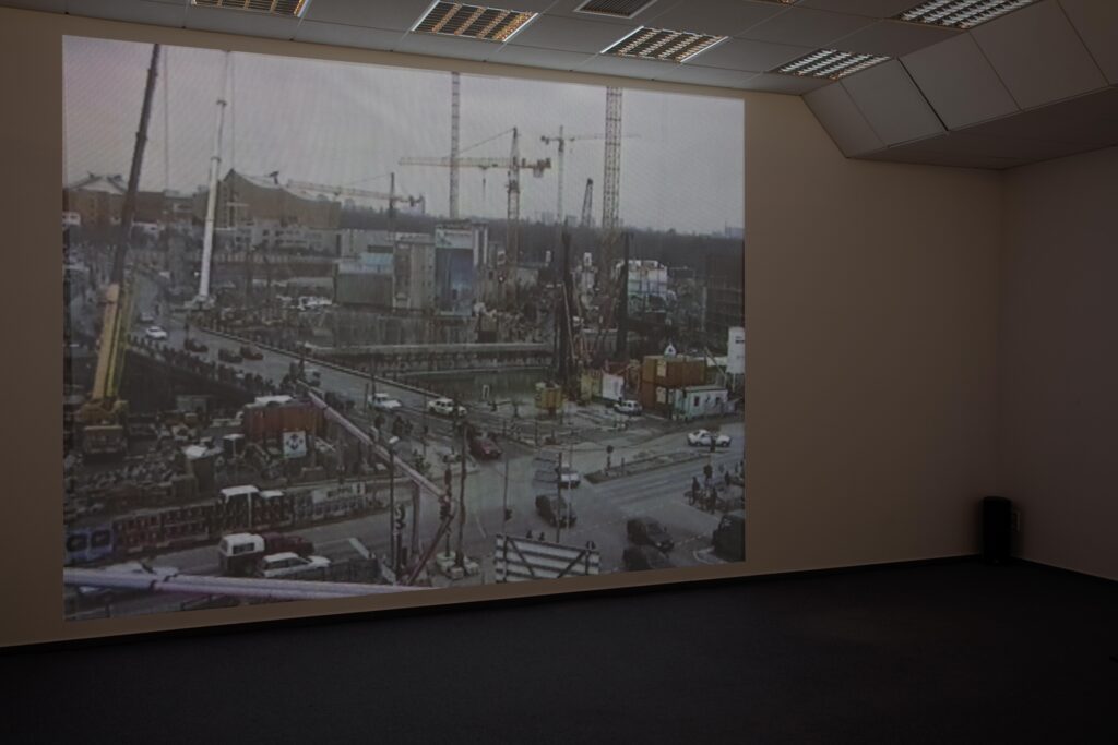 Hito Steyerl, Empty Centre, 1998, 16 mm Film als digitales Video (Farbe, Ton), Filmlänge: 62 min © © VG Bild-Kunst, Bonn, 2021