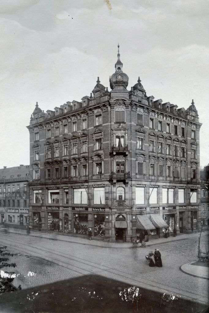 Fotograf:in unbekannt, Neubebauung Ecke Brückenstraße/ Königstraße, mit dem 1889 eröffneten Kaufhaus Königsfeld, um 1900