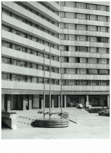 Eingangsbereich ehemalige SED-Bezirksleitung, Brückenstraße (heute Sächsische Immobilien und Baumanagement) mit Fahnenplastik von Ralph Siebenborn, 1977–1980, Gesamtentwurf Karl Clauss Dietel, 1977–1980 © Stadt Chemnitz