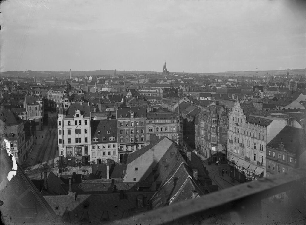 Paul Wolff, Blick vom Jakobikirchturm über das Chemnitzer Stadtzentrum in Richtung Sonnenberg, um 1905, Landesamt für Denkmalpflege Sachsen (Nachlass Paul Wolff)