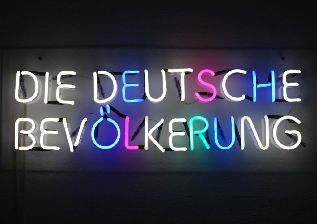 Silke Wagner (*1968), Die Deutsche Bevölkerung, 2018, Neonglas, Transformator, Acrylglas, 30 x 90 x 10 cm © Silke Wagner, VG Bild-Kunst, Bonn